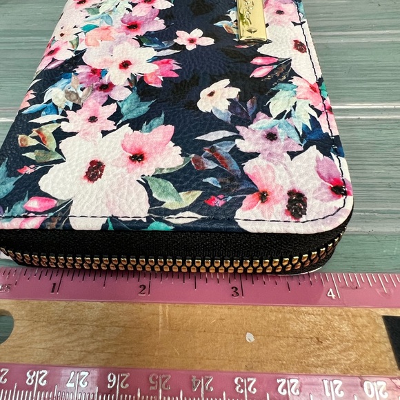 Betsey Johnson Cute Floral Wallet Wristlet NWOT - Picture 8 of 8
